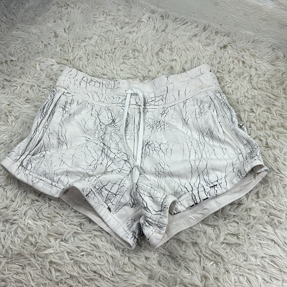 Lululemon Inner Glow High-Rise Short 3" Thread Dye White Black - Picture 1 of 5